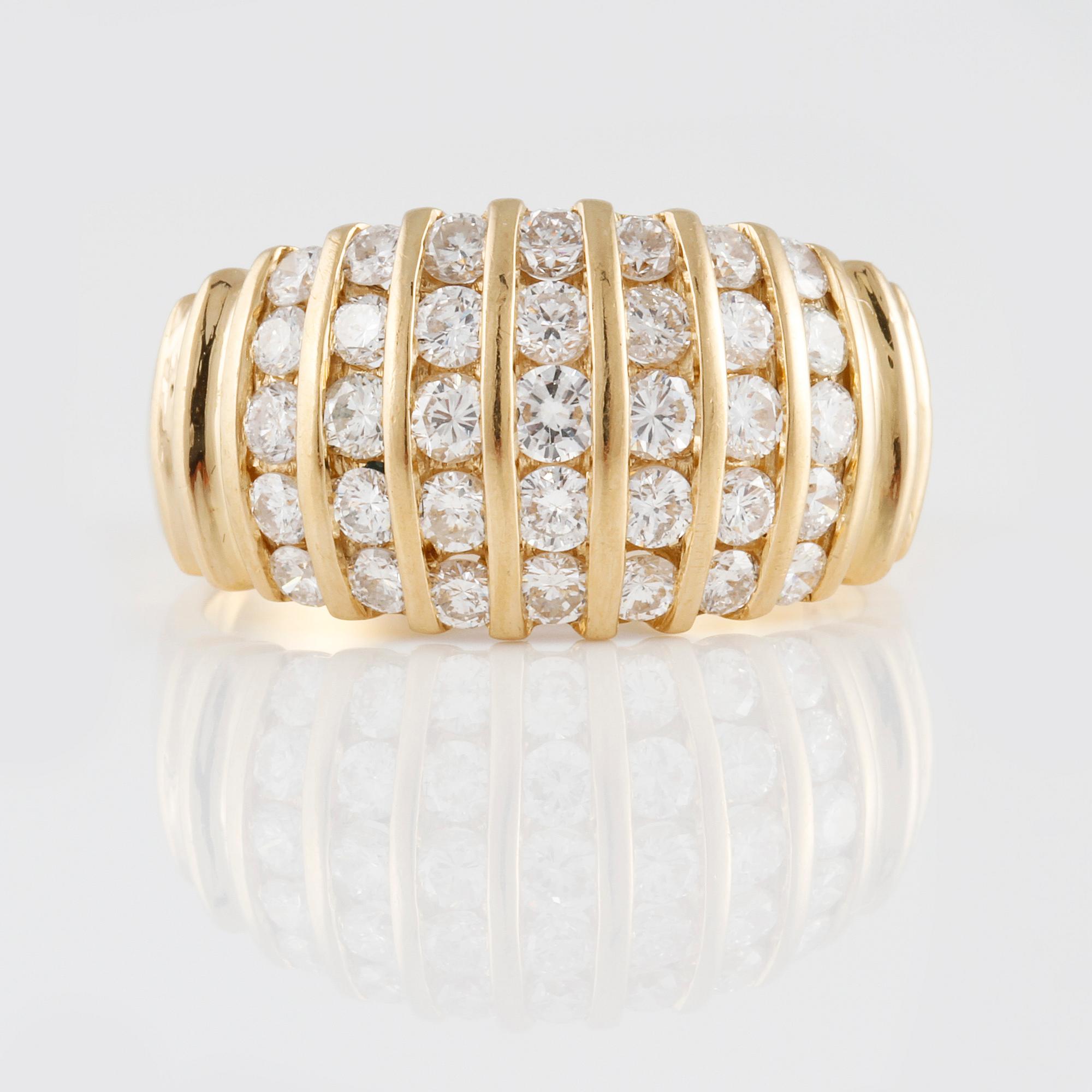 RING, 18K guld med briljantslipade diamanter ca 2.00 ct. Vikt 6,7 gram.