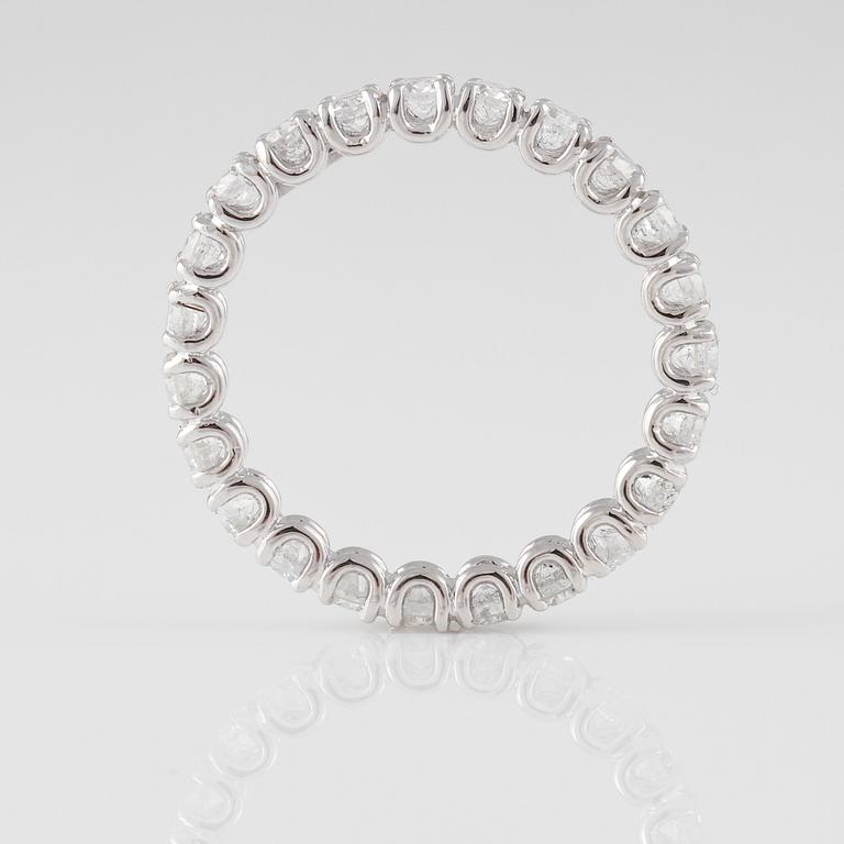 RING, 18K vitguld med briljantslipade diamanter ca 1.93 ct. Vikt 2,6 gram.