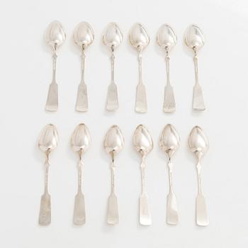 A set of 18 silver spoons and a cake server with sea shell motif, Kultakeskus, Hämeenlinna 1948-54.