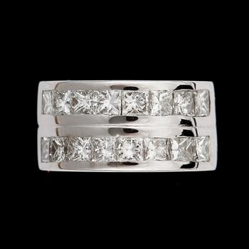 RING, 18k vitguld, prinsesslipade diamanter 3.20 ct. Total vikt 13.2 g.