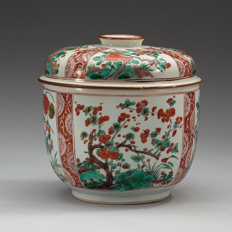A famille verte jar with cover, Qing dynasty, Kangxi (1662-1722).