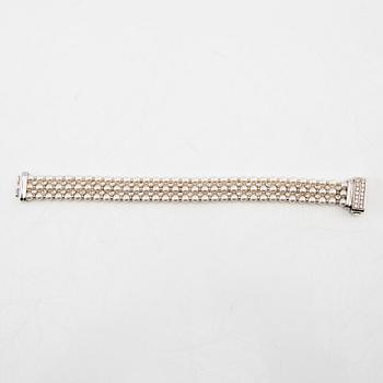 Bracelet 18K white gold with cultured pearls and round brilliant-cut diamonds.