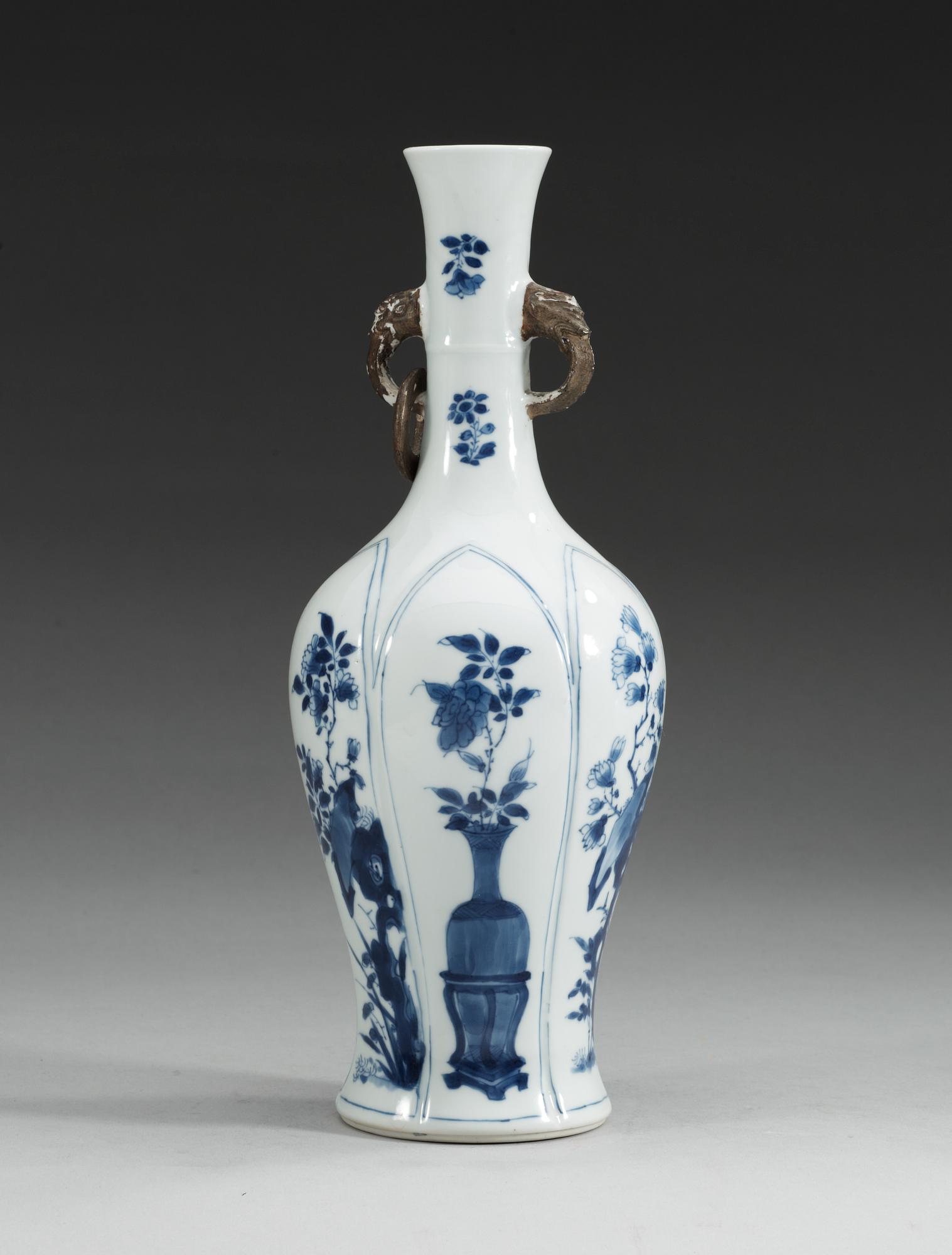 A blue and white vase, Qing dynasty, Kangxi (1662-1722).
