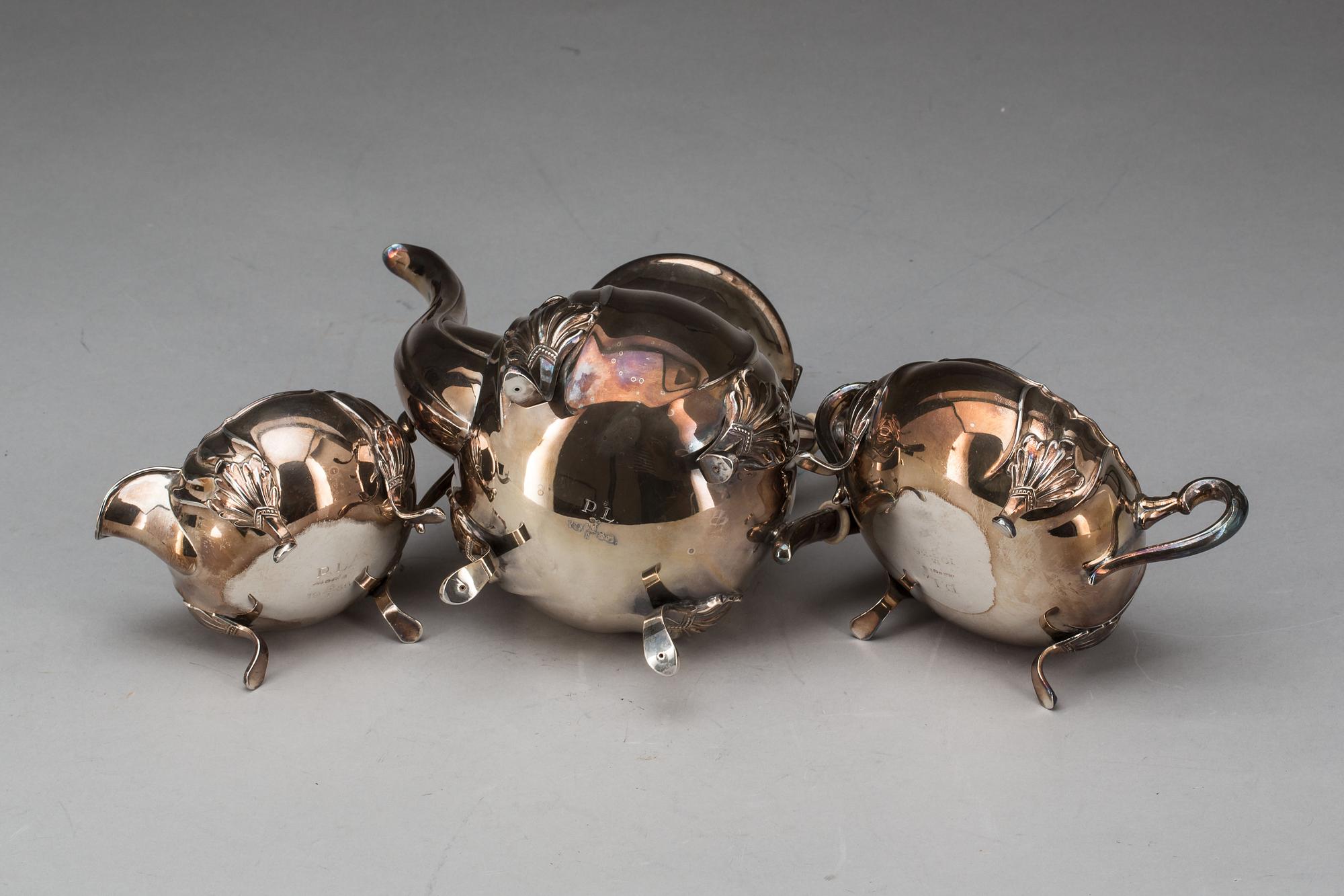 KAFFESERVIS, 3 delar, rokokostil, silver, Johan Schurmann, Landskrona, 1932. Total vikt ca 1000 g.