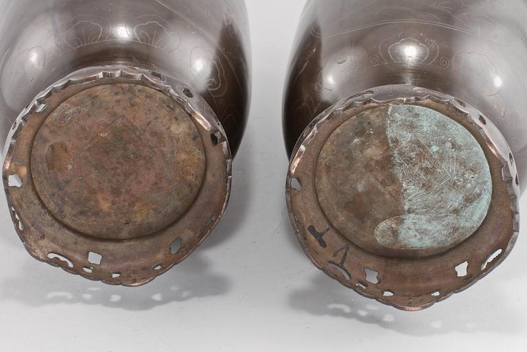 URNOR, ett par, troligen brons, Kina, 1900-tal.