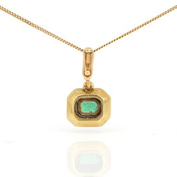 HÄNGE samt KEDJA, 18K guld med smaragdslipad smaragd ca 0,58 ct och små diamanter, tot ca 0,18 ct. Total vikt ca 5,39 g.