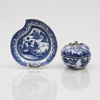 A small blue and white export porcelain tureen/bowl with cover and stand, Qingdynasty, end of the 18th century.