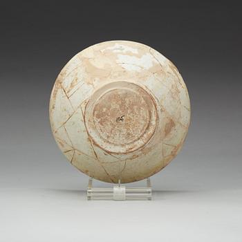 SKÅL. Lergods. Nishapur, Iran 800-900-tal. Diameter 25,5 cm.