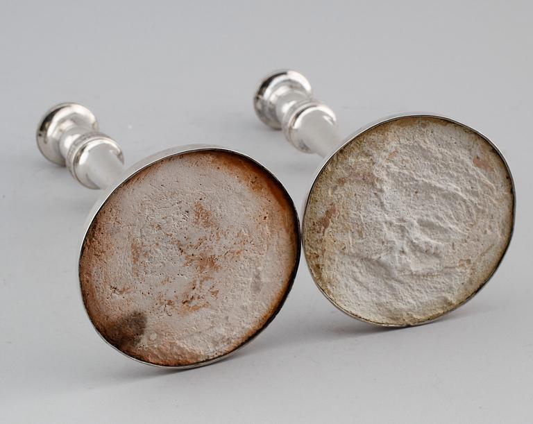 LJUSSTAKAR, 1 par, silver, möjligen Tyskland, 1800-talets första hälft.