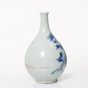 A Korean blue and white porcelain vase, late Joseon dynasty, 19th century.