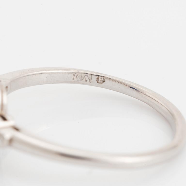Ring platina med en cabochonslipad safir.