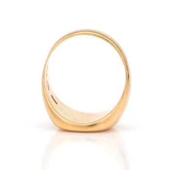 An 18K gold signet ring.