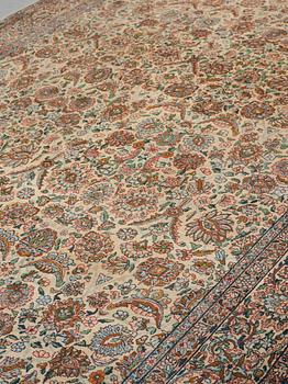 A carpet, a semi-antique Kerman, ca 510,5-513 x 315-318,5 cm.