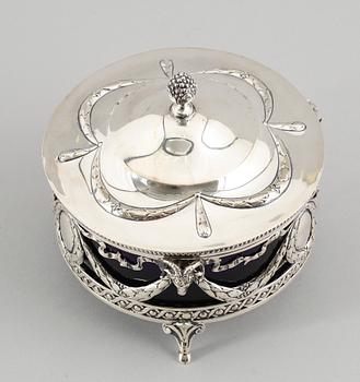 BONBONJÄR, silver, Tyskland, 1900-talets första hälft. Vikt ca 207 g.