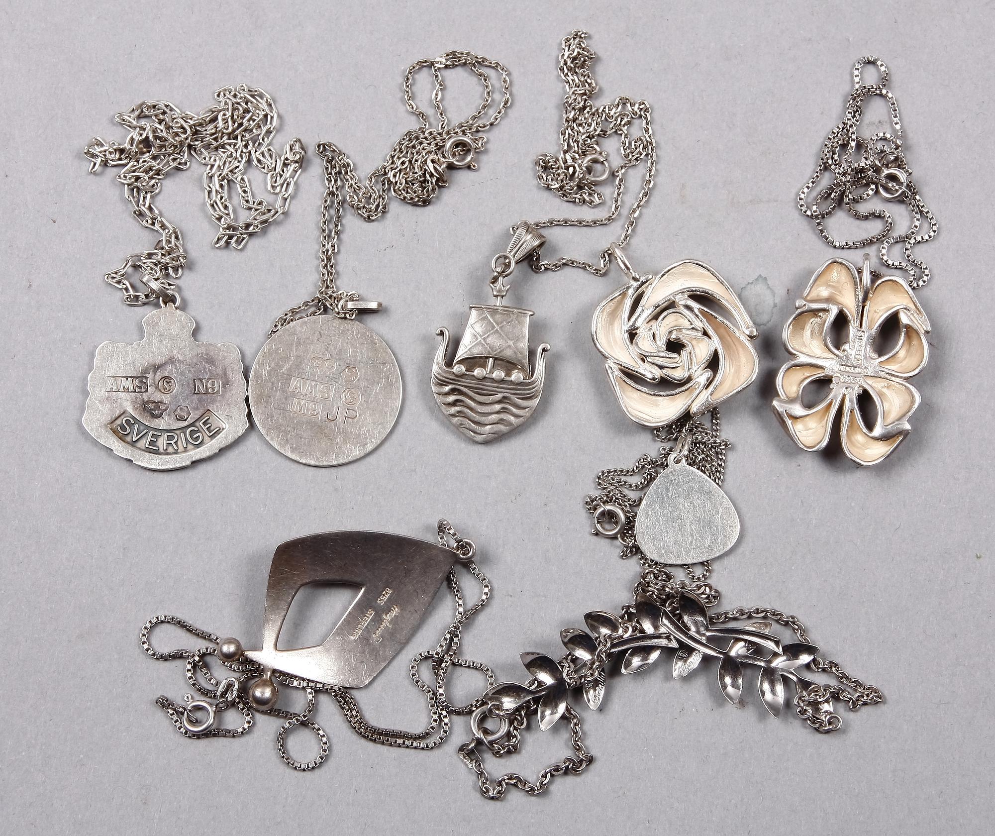 PARTI KEDJOR SAMT BERLOCKER, 8 st, silver, Sverige, bla Stigbert, Haglund. 1900-talets senare del.