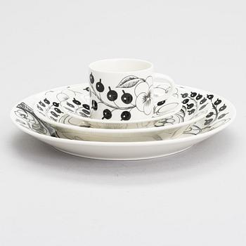 Birger Kaipiainen, serving dishes, 37 pcs, ceramics, "Paradise", Arabia, the later half of 20th century.