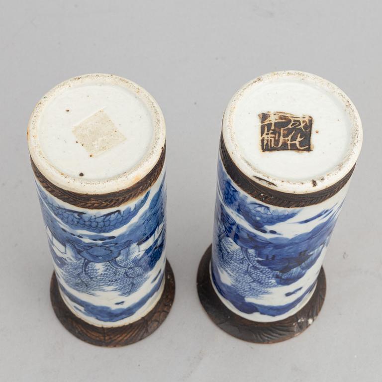 A group of Chinese blue and white porcelain vases and a bowl, 20th century.