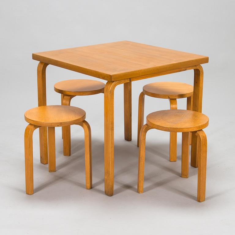 Alvar Aalto, a mid-20th century '85' table and four '60' stools for O.Y. Huonekalu-ja Rakennustyötehdas A.B.