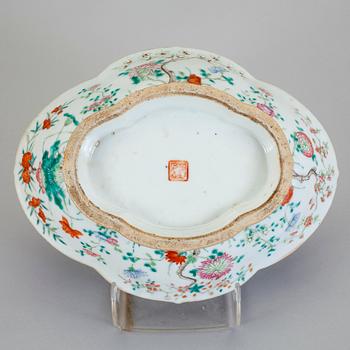 FAT på hög fot, porslin. Sen Qingdynasti, 1800-tal.