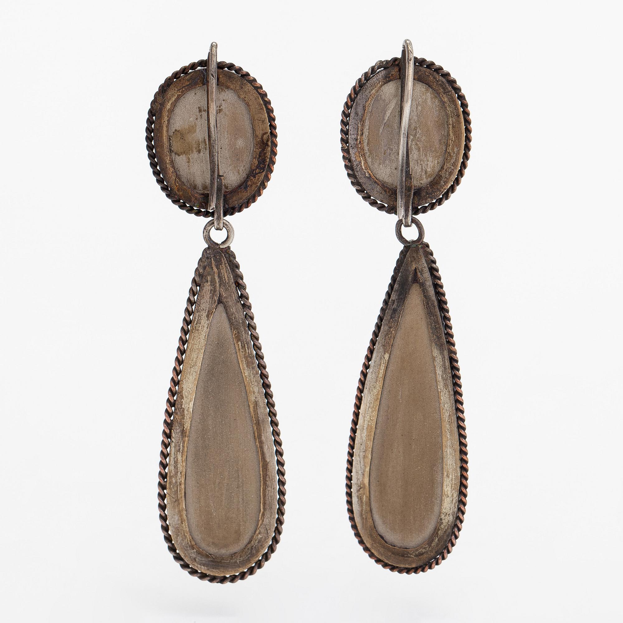 Rintaneula ja korvakorupari, laavakamee.