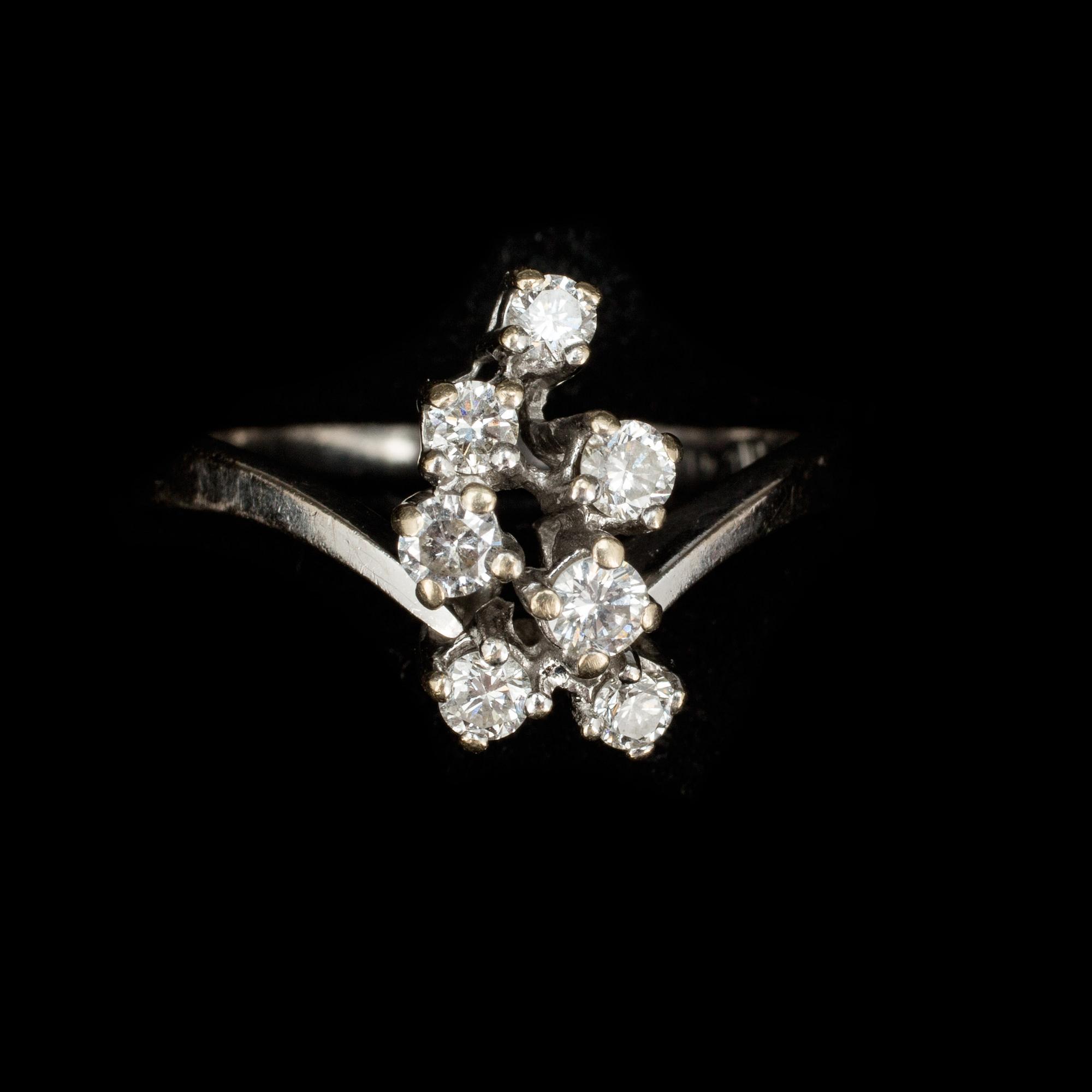 RING, 18 k vitguld med briljantslipade diamanter ca 0,35 ct. Vikt ca 4 g.