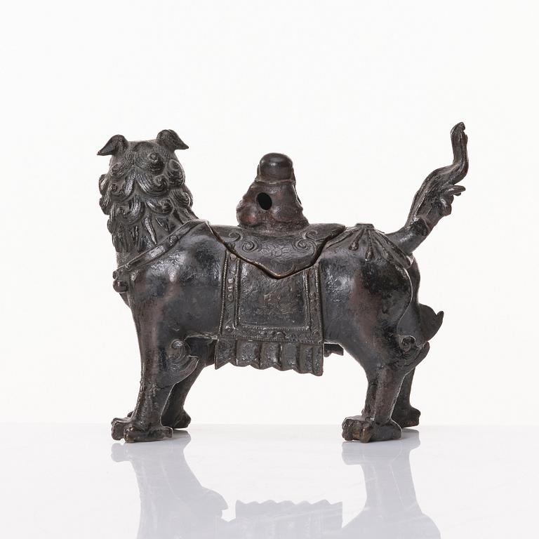 A bronze censer with cover, late Qing dynasty.