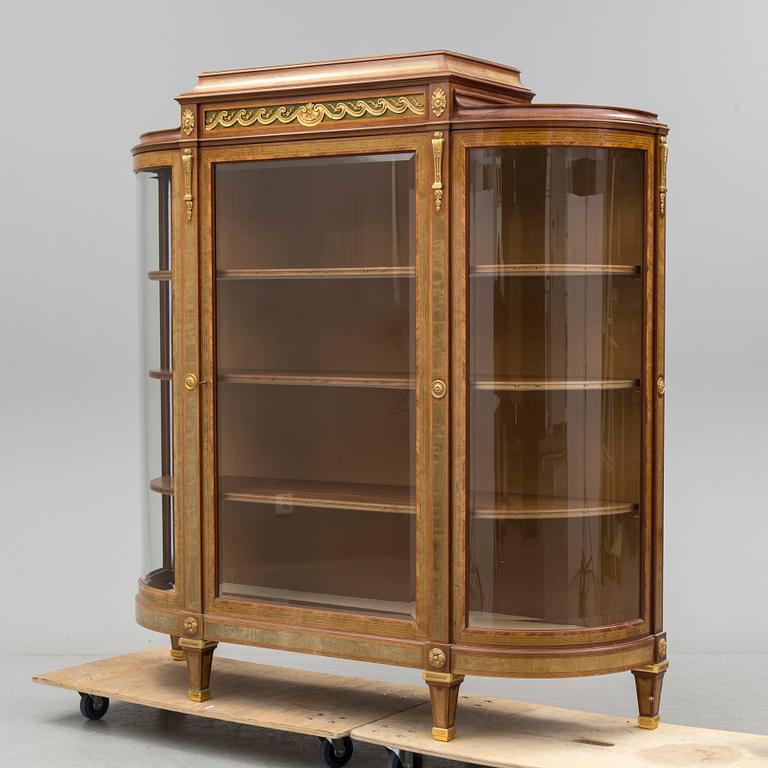 A DISPLAY CABINET, gustavian style, signed with label: "Gustaf L Sahlholm Snickare i Stockholm 25/5 1910".