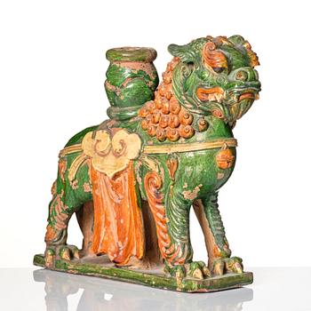 Rökelse/ljushållare, keramik. Sen Mingdynasti (1368-1644).