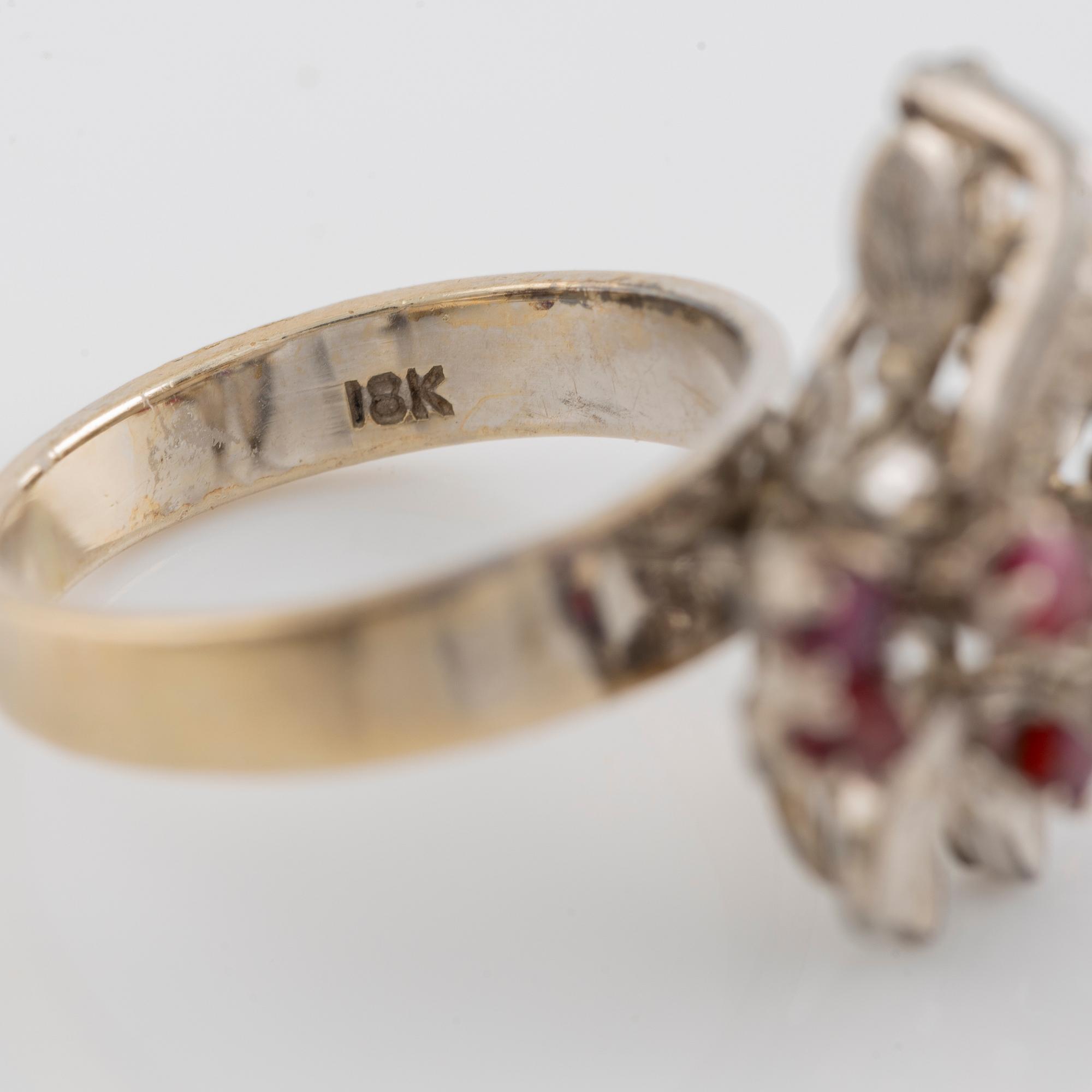 Ring vitguld med rubiner och små briljantslipade diamanter.