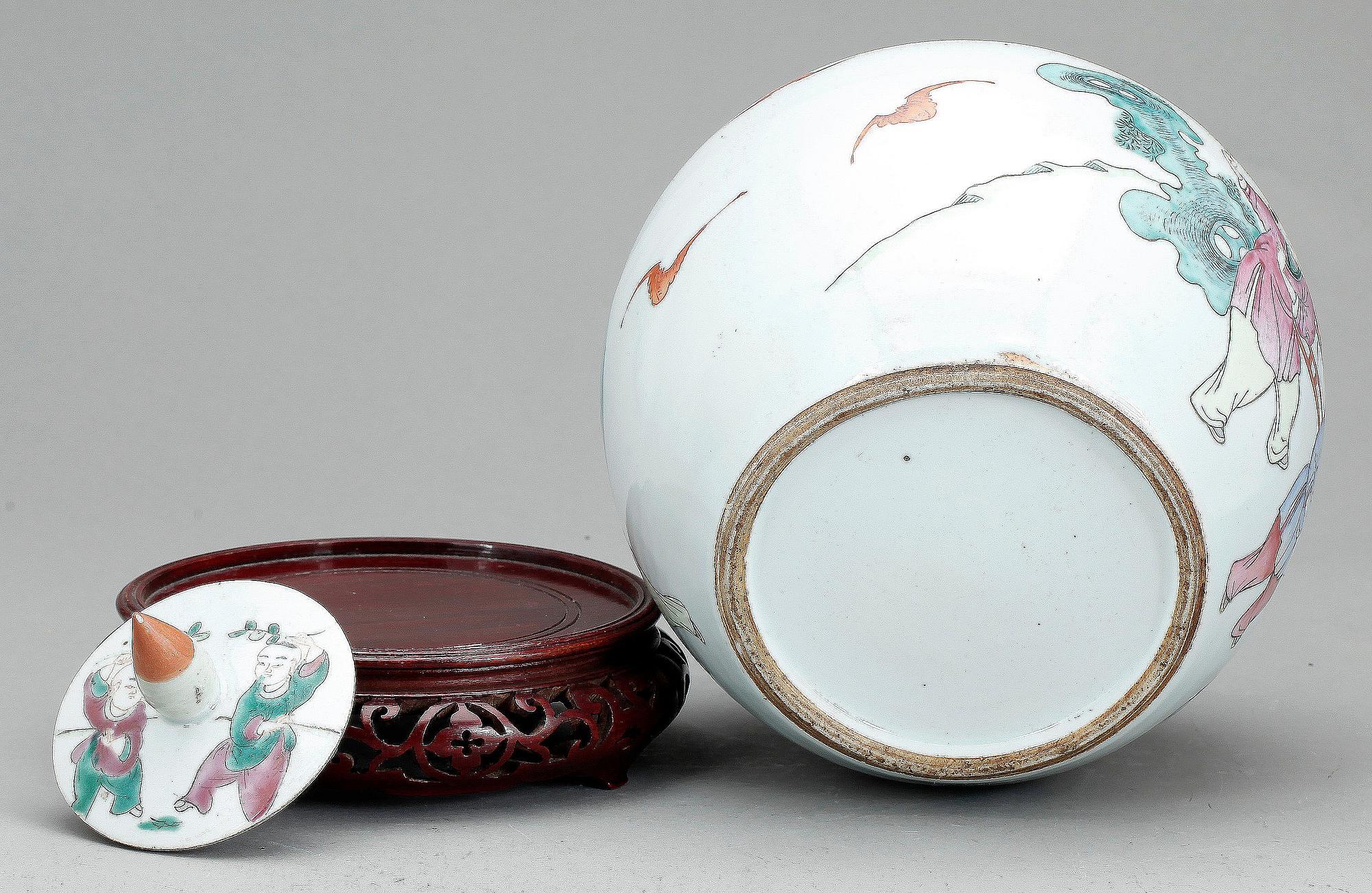 BOJAN MED LOCK. Porslin Kina, 1900-tal.