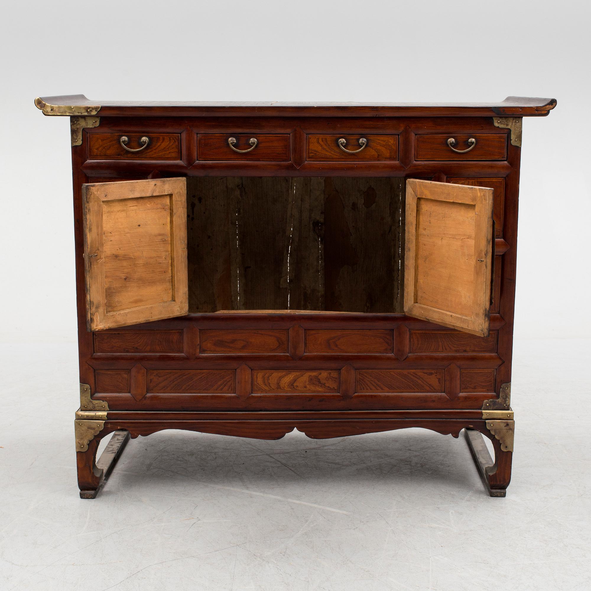 A lacquered wooden 'Mouri jang' headside chest, Korea, Joseon (Yi) dynasty (1392–1910).