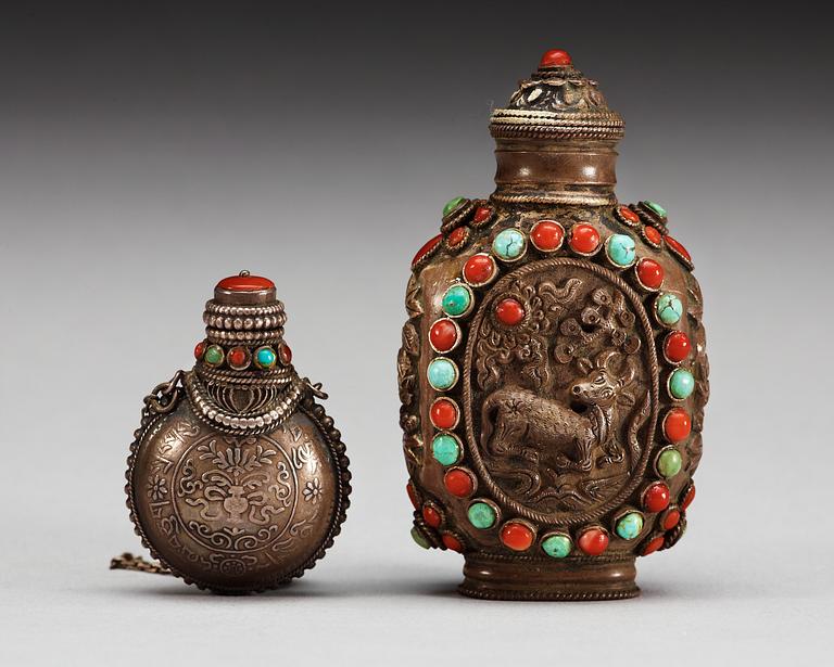 A set of two metal snuff bottles with stone inlays, Qing dynasty.