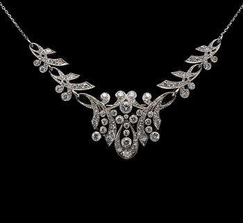 405. A NECKLACE, 102 brilliant- and 8/8 cut diamonds c. 3.40 ct. Palladium, platinum, gold. Weight 14,58 g.