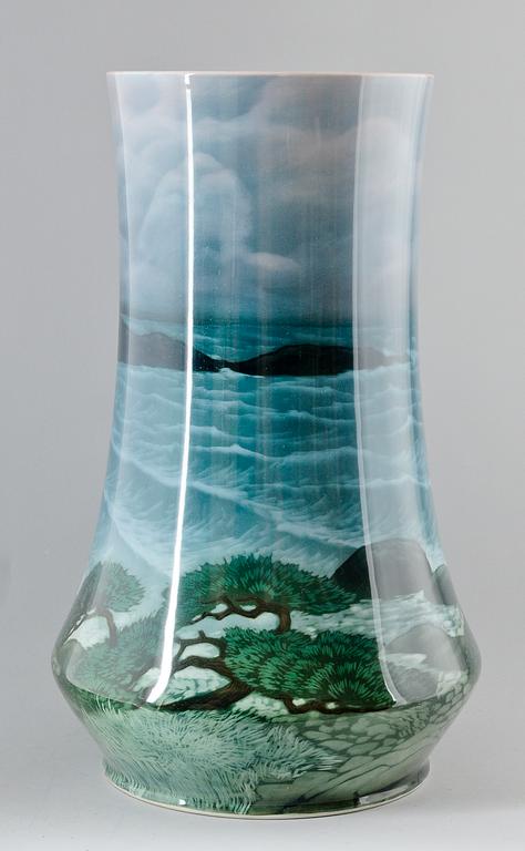 PRAKTVAS, porslin, Nils Emil Lundström, Rörstrand, tidigt 1900-tal.