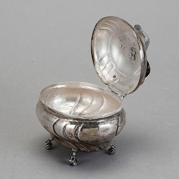 SOCKERSKRIN, silver, Johan Ascher, Växjö 1762.Total vikt 227 cm. Senbarock/Rokoko.