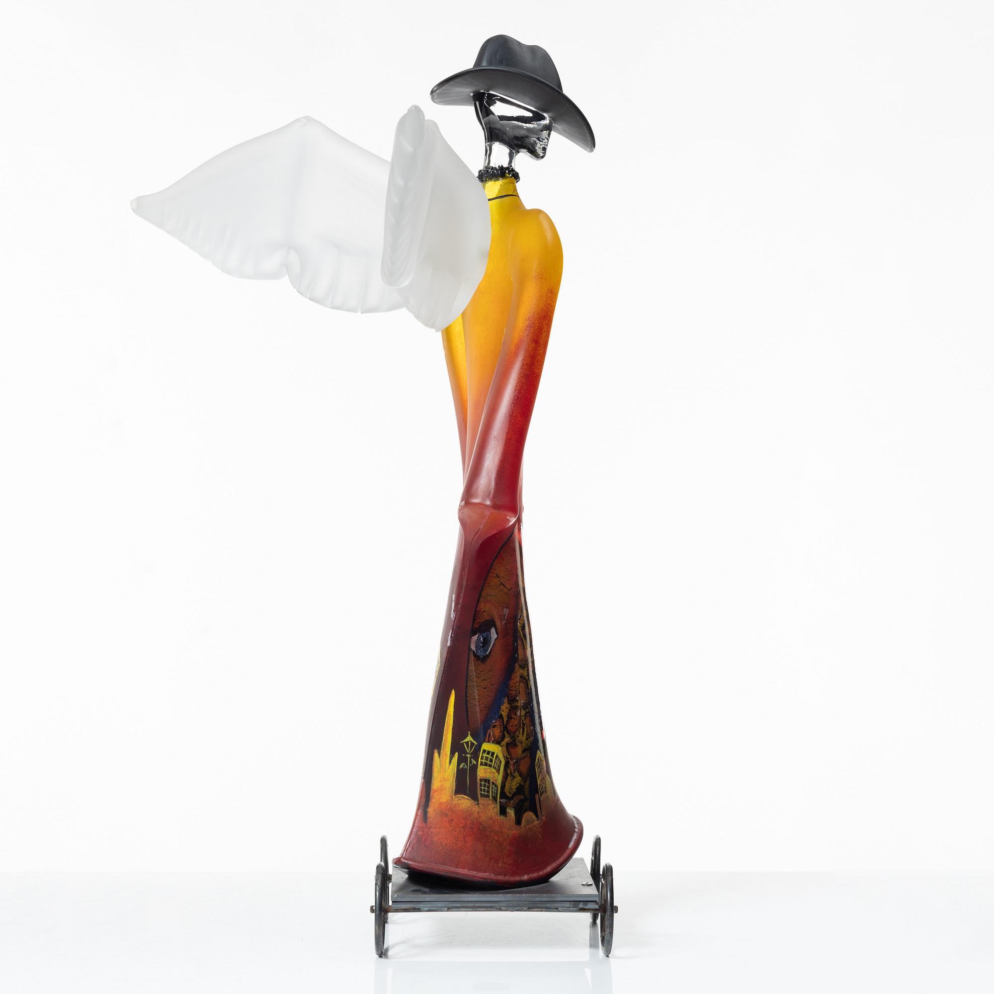 Kjell Engman, Bevingad figur i röd rock.