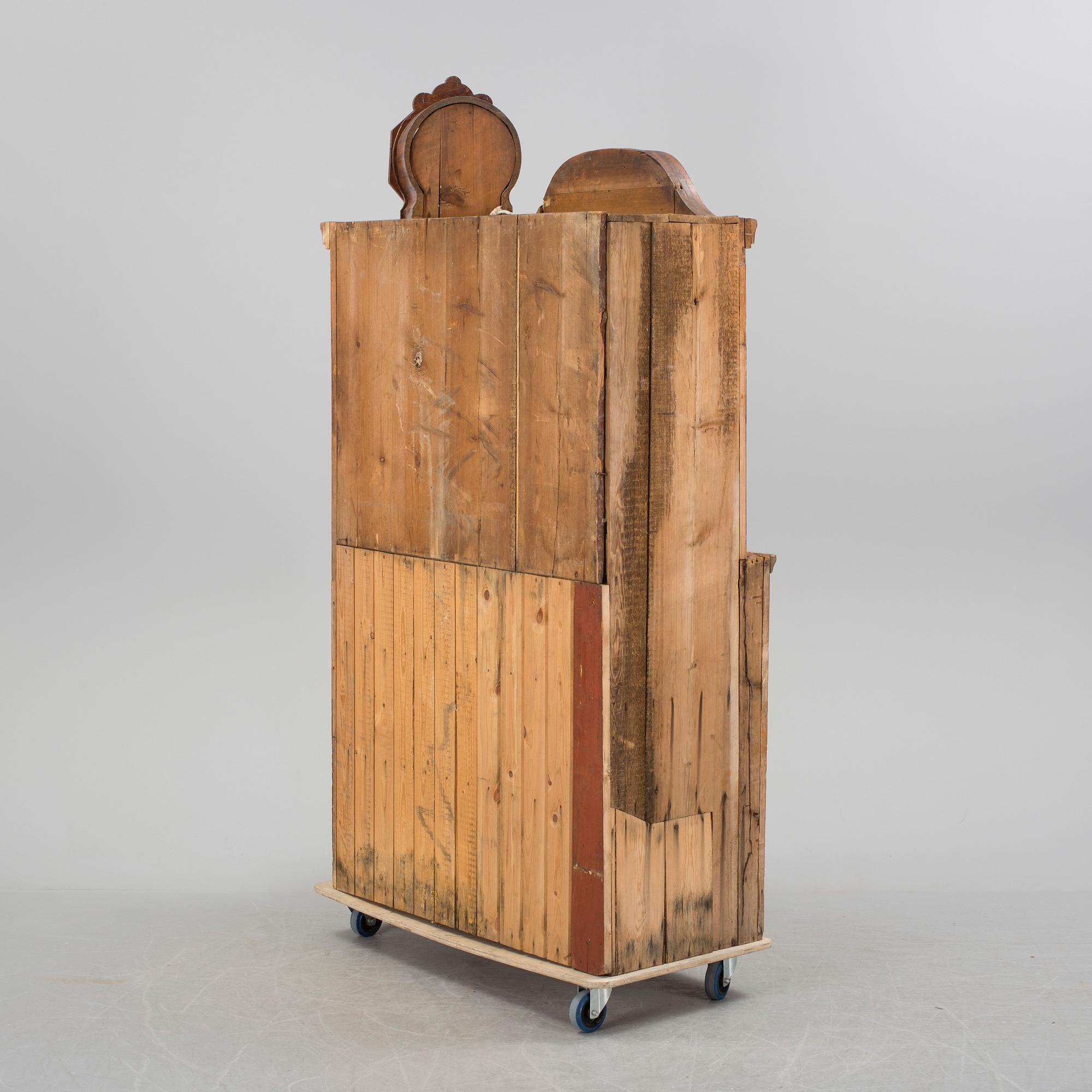 An 18th century cabinet with a clock.