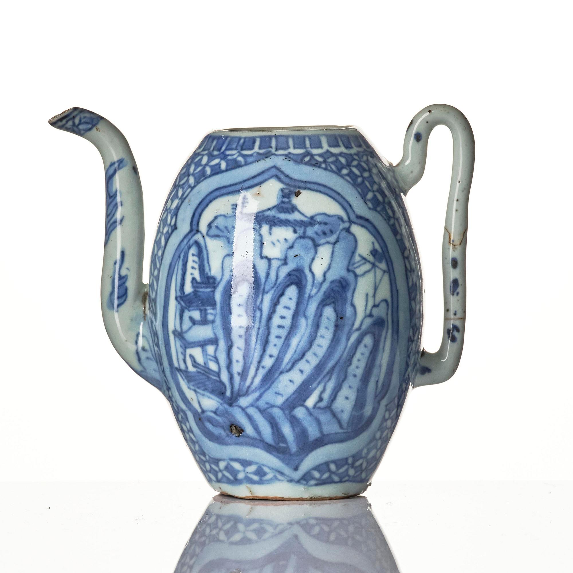 A blue and white wine ewer and a dish, Ming dynasty, Wanli (1572-1620).