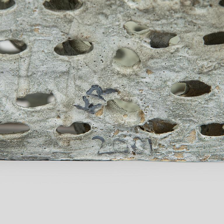 Kristina Riska, veistos, "Basket sculpture" keramiikkaa, signeerattu KR.