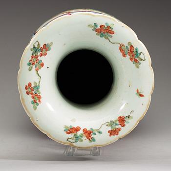 A large ground famille rose vase, late Qing dynasty (1662-1912).