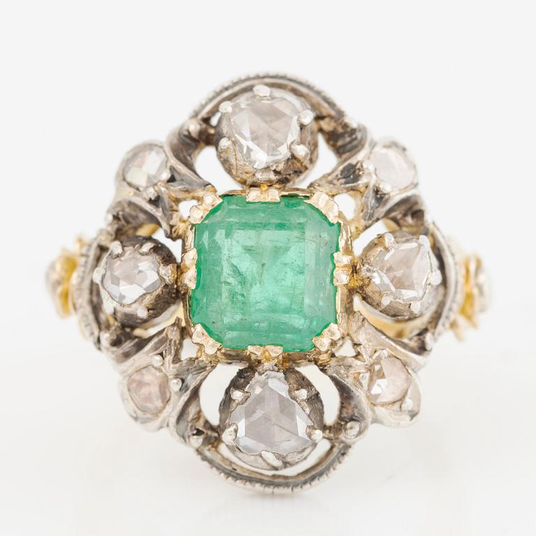 Ring 18K gold and silver set with a faceted emerald and rose-cut diamonds.