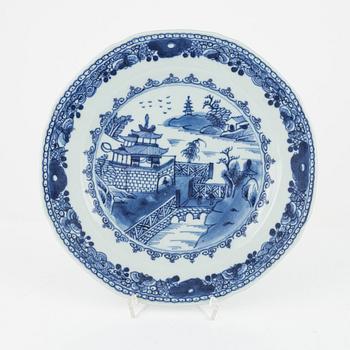 Servisdelar, porslin, 43 st, Kina, Qingdynastin, mestadels Qianlong (1735-95).