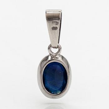 A 14K white gold pendant with a ca. 2.87 ct sapphire.