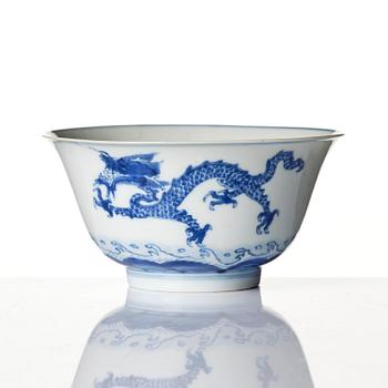 A blue and white 'four clawed dragon' bowl, Qing dynasty, Kangxi (1662-1722).