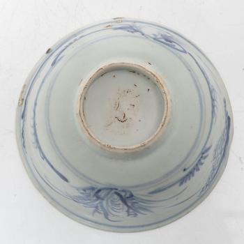 A Chinese blue and white porcelan bowl and a small vase, Ming dynasty (1368-1644).