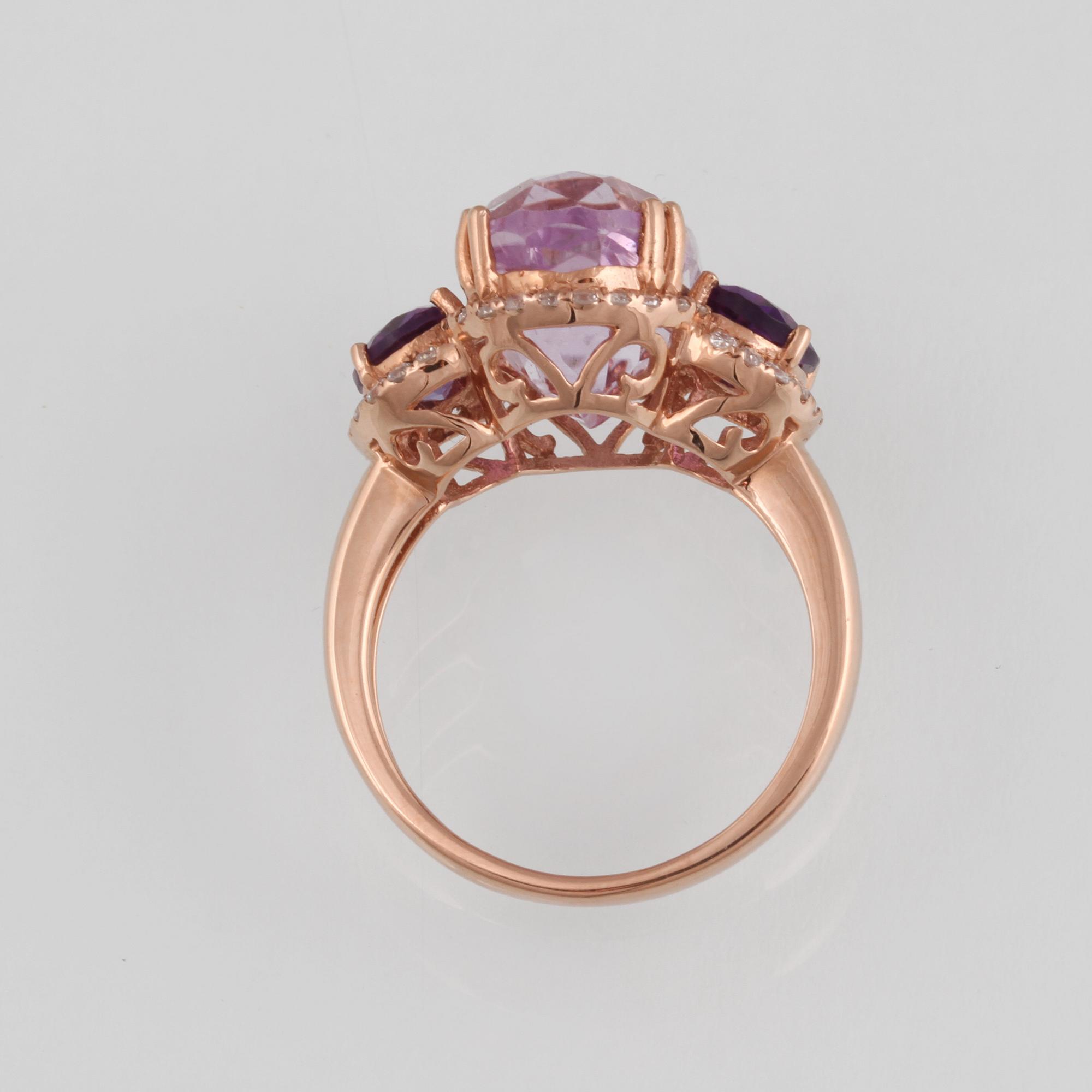 RING, 18K guld med briljantslipade diamanter ca 0.31 ct, kunzit ca 7.99 ct och ametister ca 1.29 ct. Vikt 5,9 gram.