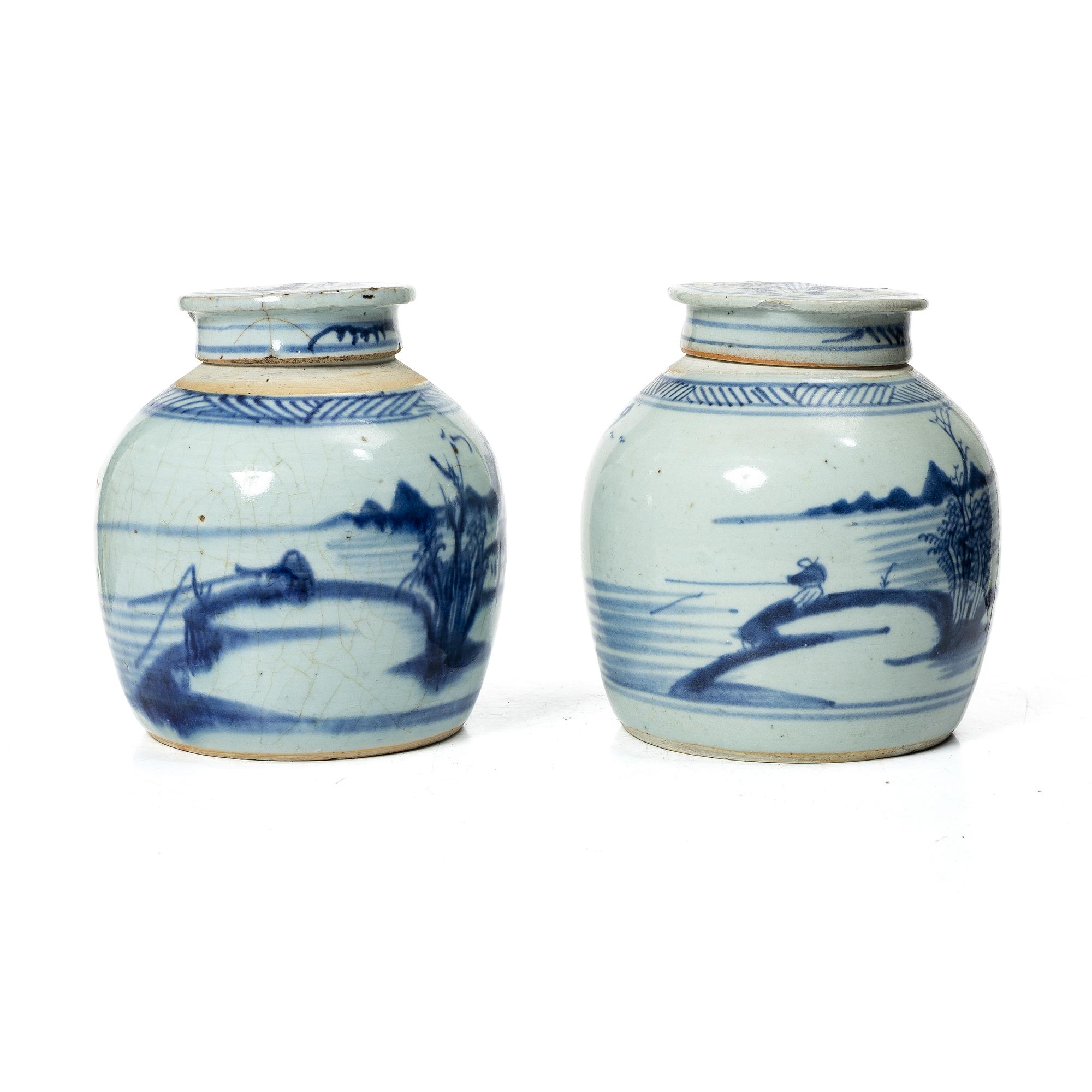 Two Chinese blue and white porcelain jars with cover, late Qing dynasty, 19th century.