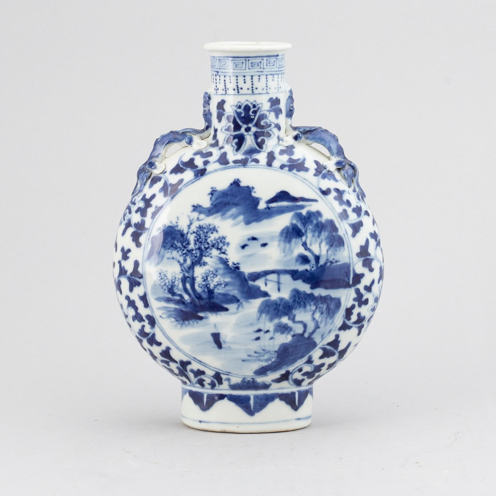 A blue and white moon flask/vase, Qing dynasty, Guangxu (1875-1908).