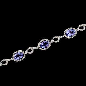 ARMBAND, 18K vitguld, diamanter tot ca 1.65 ct, 8 tanzaniter tot ca 5.70 ct.