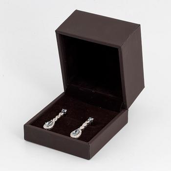 ÖRHÄNGEN, med droppformade akvamariner och åttkantslipade diamanter.